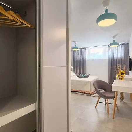 Holiday Studio Apartment *